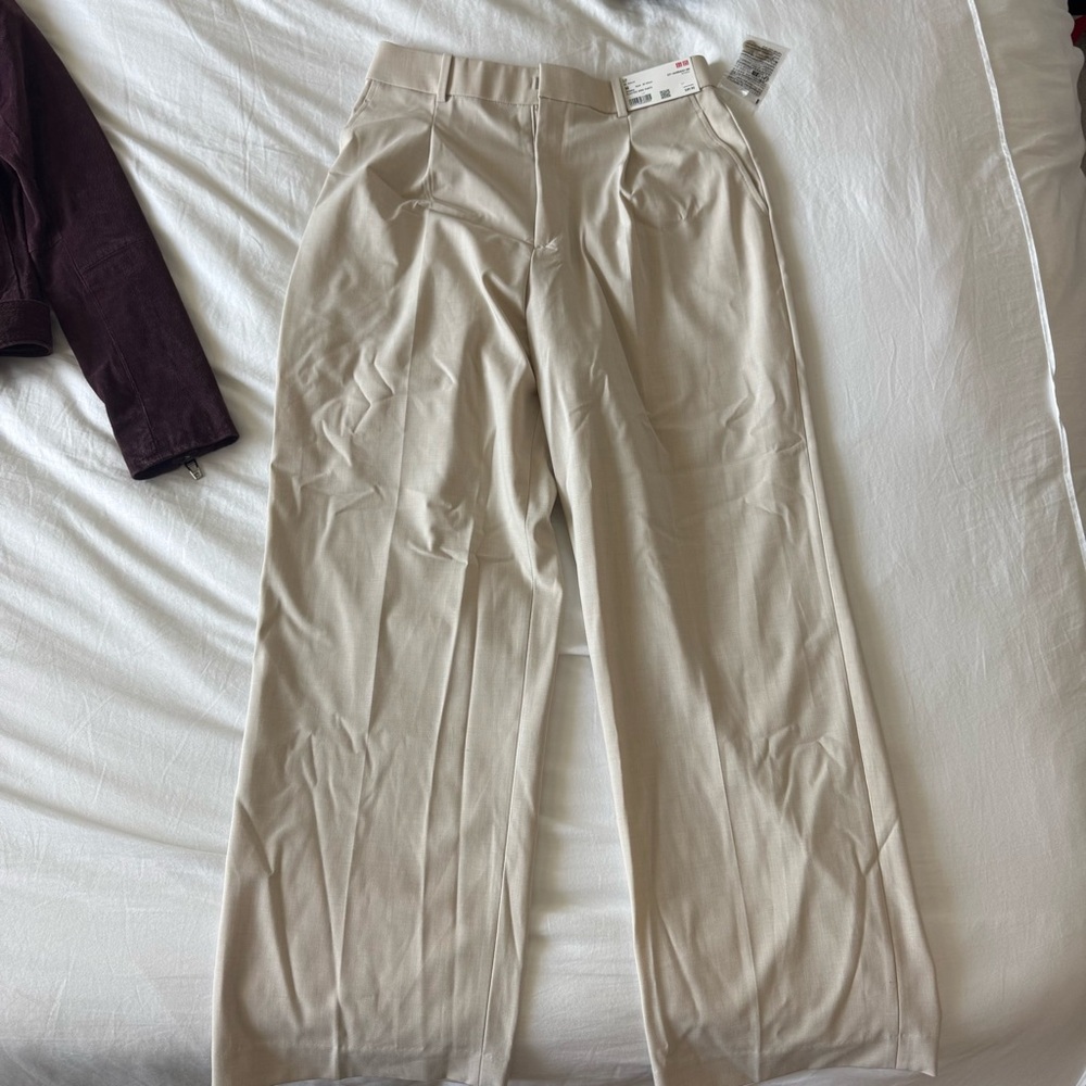 Uniqlo women’s pleated wide pants size MEDIUM cream